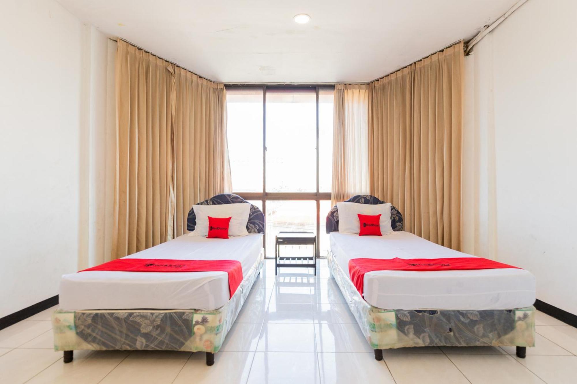 Reddoorz At Sparkling Hotel Surabaya Ngoại thất bức ảnh