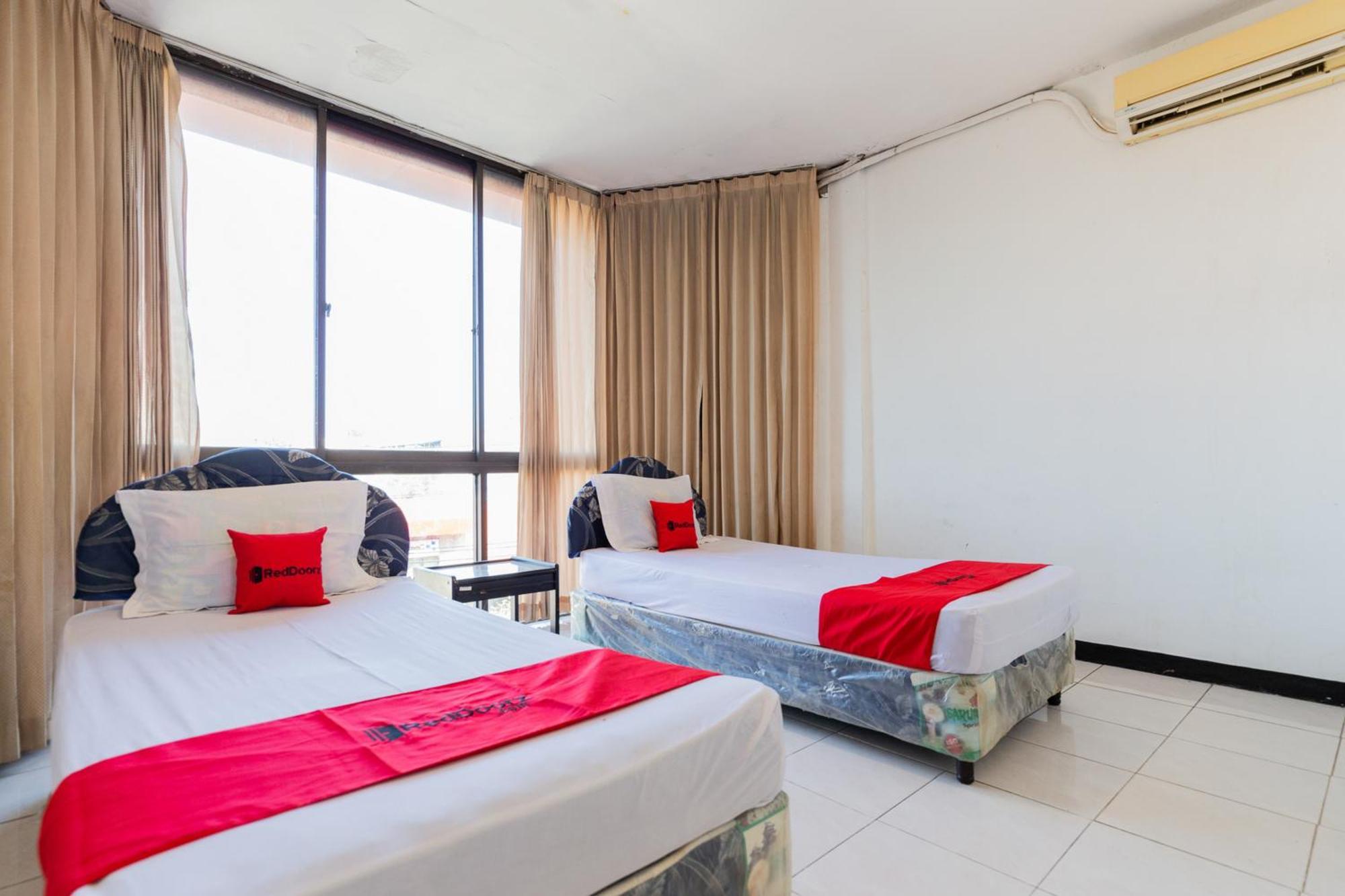 Reddoorz At Sparkling Hotel Surabaya Ngoại thất bức ảnh
