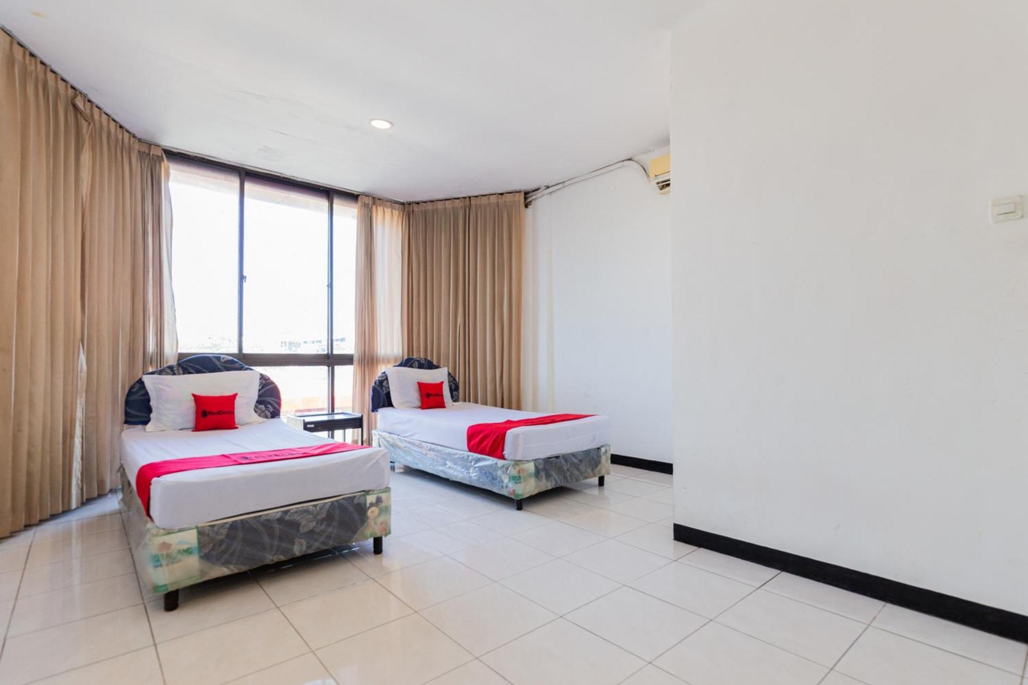 Reddoorz At Sparkling Hotel Surabaya Ngoại thất bức ảnh
