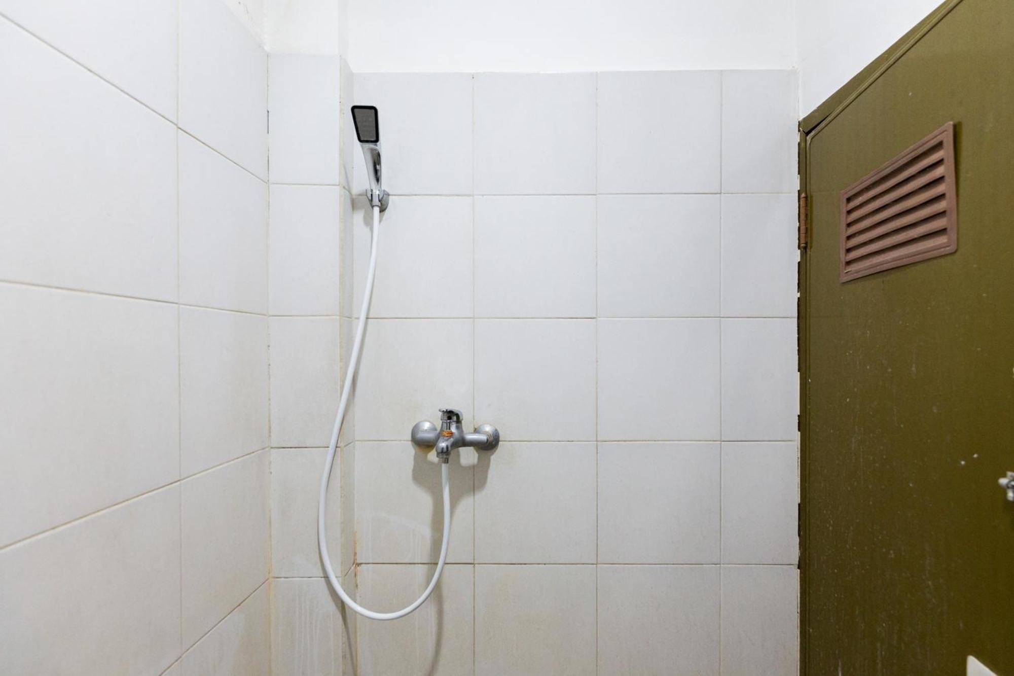 Reddoorz At Sparkling Hotel Surabaya Ngoại thất bức ảnh
